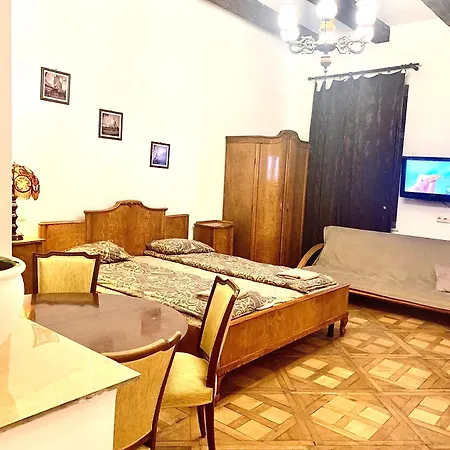 In The Customs Square * Leópolis